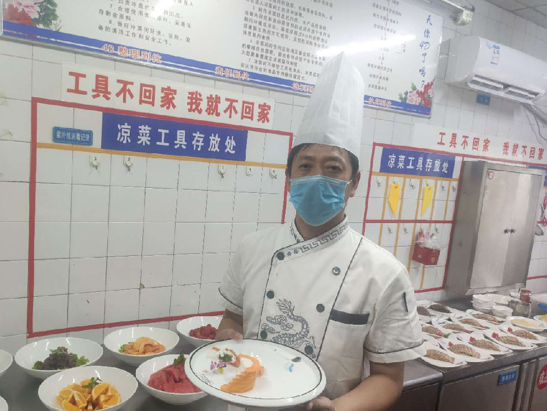 党员引领冲在前 凉菜冷拼显身手(图1)